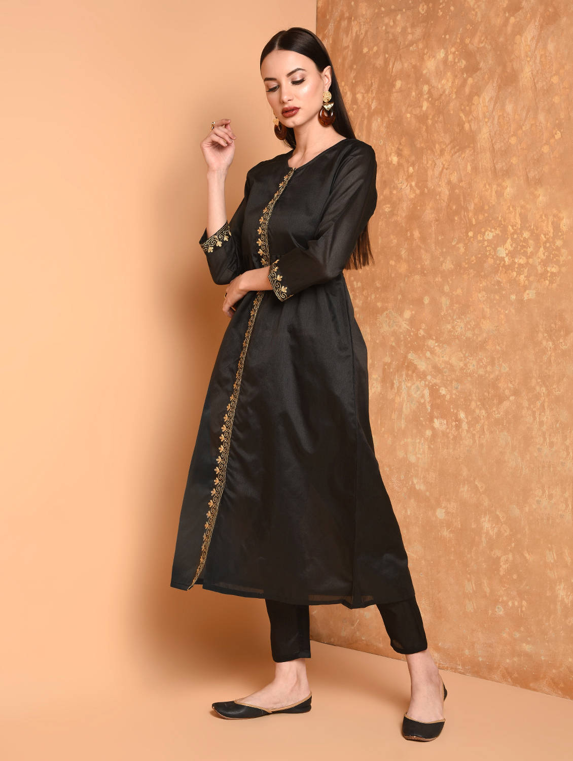 Kaanchie Nanggia Black Solid Straight Kurta With Pants (Set of 2)